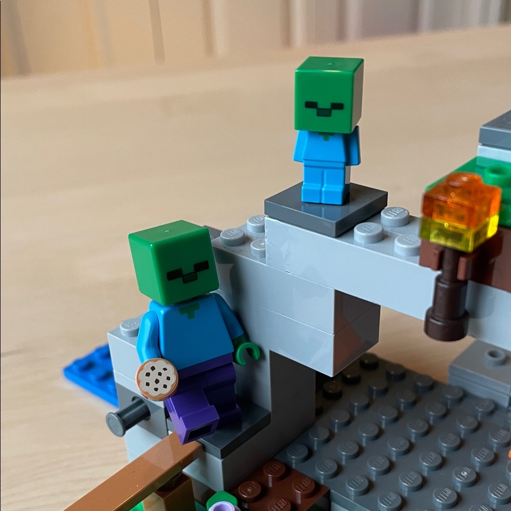 LEGO Set 21141 Minecraft: The Zombie Cave - Picture 3 of 9